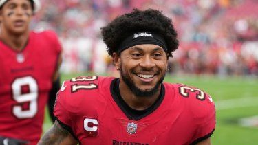 El safety Antoine Winfield Jr. (31), de los Buccaneers de Tampa Bay, abandona el campo después del calentamiento previo al inicio del partido de la NFL en contra de los Jaguars de Jacksonville, el 24 de diciembre de 2024, en Tampa, Florida.