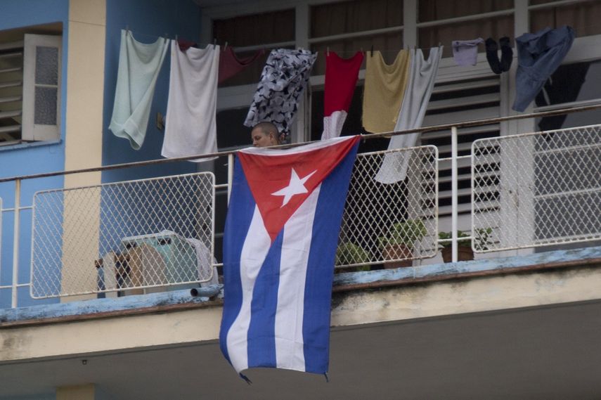 Vista de una bandera desde un balc&oacute;n de La Habana, Cuba, en mayo de 2020.