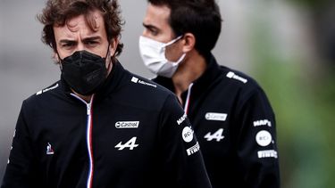 El piloto español de Alpine, Fernando Alonso (izq.), Camina por el circuito de Spa-Francorchamps en Spa durante los avances previos al Gran Premio de Bélgica de F1