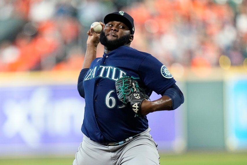 En foto del 11 de octubre del 2023, el relevista de los Marineros de Seattle, Diego Castillo, lanza ante los Astros de Houston en el juego 1 de la Serie Divisional de la Liga Americana.