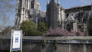 Fotografía de archivo del 15 de abril de 2021 de la catedral de Notre Dame envuelta en andamios, en París.&nbsp;
