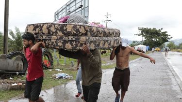 Vecinos se ayudan a transportar algunas pertenencias el lunes 16 de noviembre de 2020 para abandonar la zona donde se espera que toque tierra el huracán Iota, en San Manuel Cortés, Honduras.&nbsp;