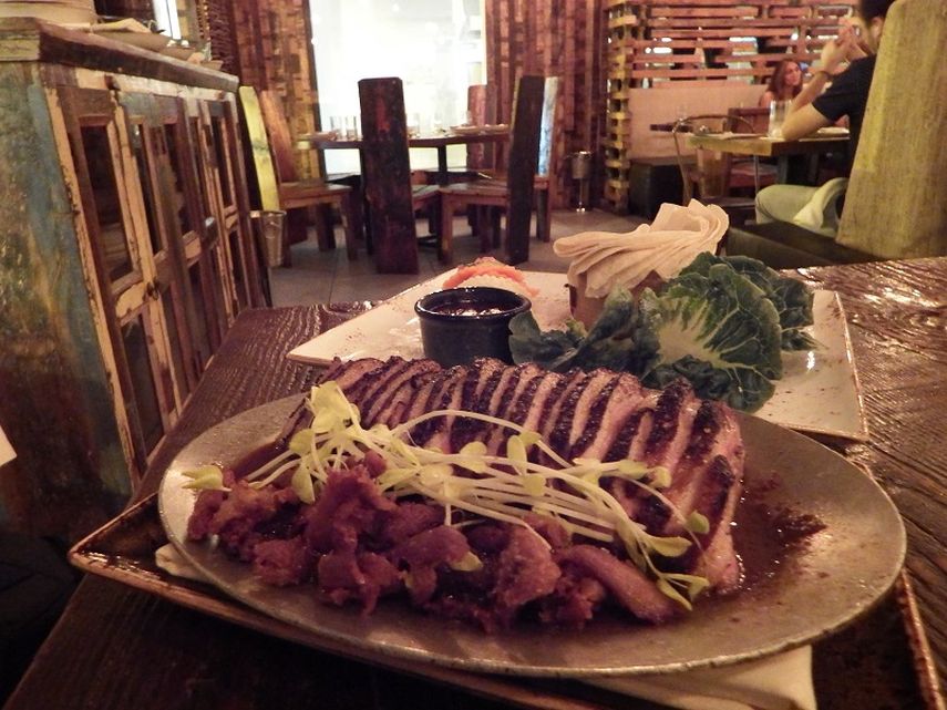 El plato estrella es el pato al estilo chino yiliang, asado con miel de abejas, achiote y cinco especias chinas secretas. (J.HDEZ.)