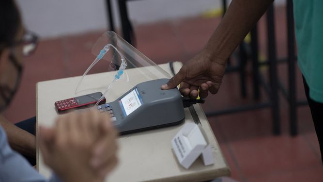El testigo verifica la asistencia del elector al centro electoral y marca de su huella.&nbsp;