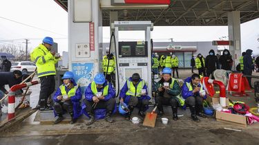 Empleados a la hora de la comida en una gasolinera cerca del sitio de construcci&oacute;n de un hospital de campo en Wuhan, China, el viernes 24 de enero de 2020.&nbsp;