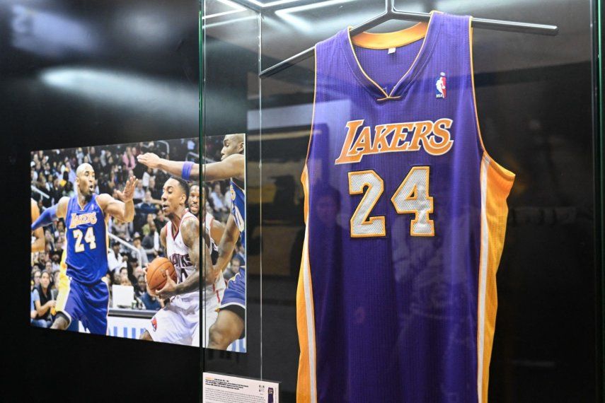 Esta foto, tomada el 17 de septiembre de 2024, muestra la camiseta que usó el fallecido jugador de baloncesto estadounidense Kobe Bryant con Los Angeles Lakers en una subasta de Juliens que se celebrará el 28 de septiembre en Hong Kong, titulada Leyendas en Movimiento, con artículos de figuras del deporte, la música y el entretenimiento, como Bruce Lee y Lady Gaga.&nbsp;