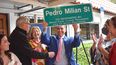 El hijo de Pedro Milián, Pedro Milián Jr., alza placa con nombre de la calle.
