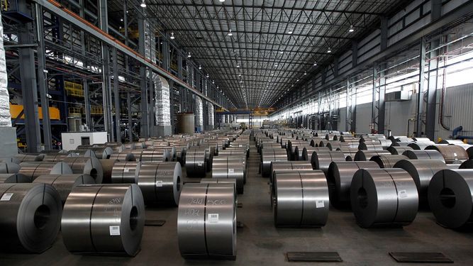 Vista de varias bobinas de acero galvanizado en una planta siderúrgica estadounidense en Dearborn, Michigan.