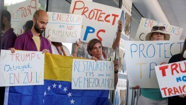 Chuck Walter (izq) se une a otras personas en apoyo a una resolución a favor del restablecimiento del estatus de protección temporal (TPS) para los venezolanos, el 13 de febrero de 2025 en Miami, Florida.