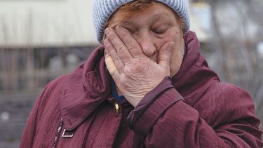 Una mujer&nbsp;se seca las&nbsp;lágrimas&nbsp;entre los&nbsp;escombros&nbsp;de su casa,&nbsp;cañoneada&nbsp;por separatistas&nbsp;respaldados&nbsp;por Rusia&nbsp;en el este de&nbsp;Ucrania.