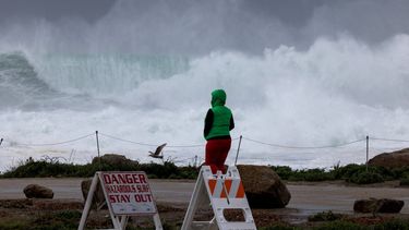 Olas peligrosamente grandes golpean la península de Monterey en Monterey, California, el 13 de enero de 2023 mientras una serie de tormentas atmosféricas en los ríos continúa causando una destrucción generalizada en todo el estado.
