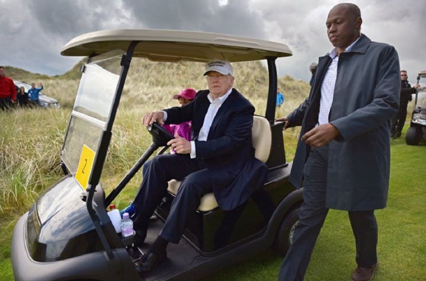 El presidente Donald Trump es visto en su campo de golf en Palm Beach en los días finales de 2017.