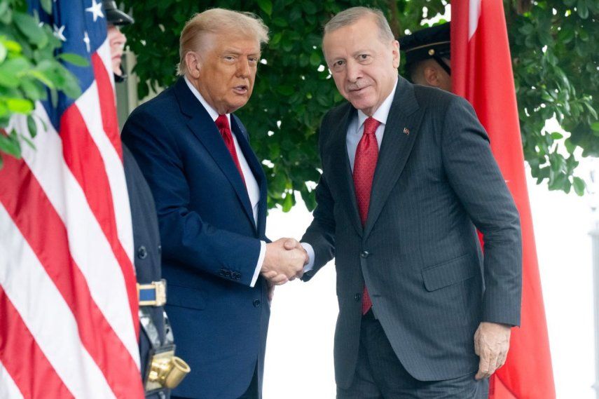 El presidente de EE. UU., Donald Trump, recibe al presidente de Turquía, Recep Tayyip Erdogan, cuando Erdogan llega a la Casa Blanca en Washington, DC, el 25 de septiembre de 2025.