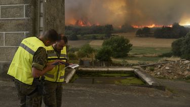 Vecinos y vecinas de Vilela mientras se acercan las llamas a la localidad, a 15 de agosto de 2025, en Vilela, Cualedro, Monterrei, Ourense, Galicia (España).&nbsp; &nbsp; &nbsp;