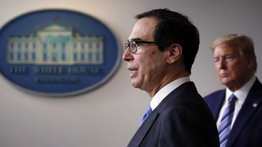 En esta imagen del 21 de abril de 2020, el presidente Donald Trump escucha al secretario del Tesoro Steven Mnuchin en la Sala de Prensa James Brady de la Casa Blanca, en Washington.