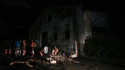 Los residentes se reúnen afuera en un vecindario bloqueado en medio de un apagón eléctrico prolongado después del huracán Ian en La Habana el 30 de septiembre de 2022.