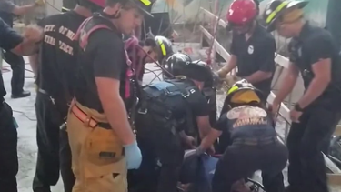 Paramédicos realizaron una complicada maniobra de rescate.&nbsp;