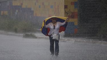 Una fuerte lluvia cayó durante la marcha que luego fue reprimida por los funcionarios de la GNB.&nbsp;