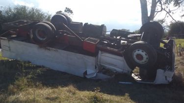 vista de uno de los camiones implicados en el accidente ocurrido este 3 de abril en la carretera central de Cuba con saldo de 31 heridos.
