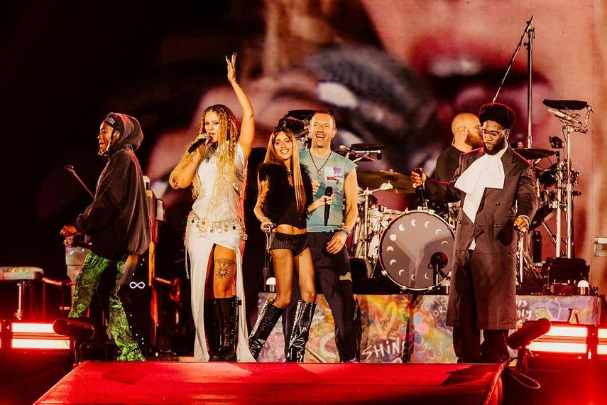 Little Simz, Burna Boy, Elyanna, Tini y Chris Martin interpretando el tema de Coldplay We Pray.&nbsp;