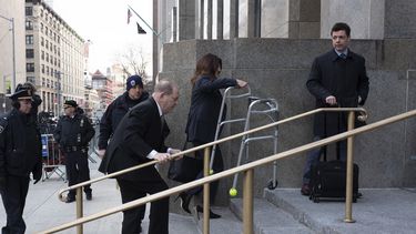 Harvey Weinstein sube las escaleras en la entrada de la corte mientras su abogada Donna Rotunno carga su andadera, el mi&eacute;rcoles 8 de enero en Nueva York.&nbsp;