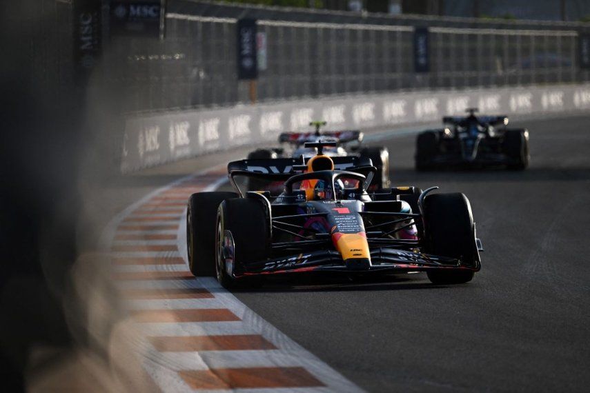 El piloto holandés de Red Bull, Max Verstappen, corre durante la segunda sesión de práctica para el Gran Premio de Fórmula 1 en Miami.