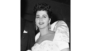Esta foto de archivo del 26 de octubre de 1959 muestra a la mezzosoprano estadounidense Rosalind Elias llegando a la Metropolitan Opera House de Nueva York. 