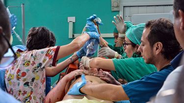 Una sobreviviente del avión que se estrelló poco después de despegar del aeropuerto José Martí de La Habana, es atendida en el hospital Calixto García de la capital de la isla.