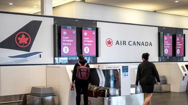 Un pasajero coloca su equipaje en un mostrador de auto check-in de Air Canada en Montreal, Quebec, el 19 de agosto de 2025.