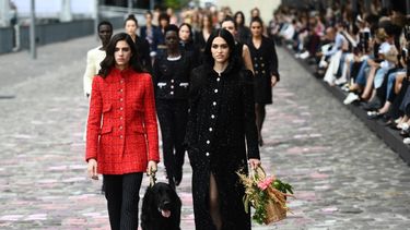 Los modelos presentan creaciones de Chanel durante la Semana de la Moda de Alta Costura Femenina Otoño/Invierno 2023/2024 en París el 4 de julio de 2023.
