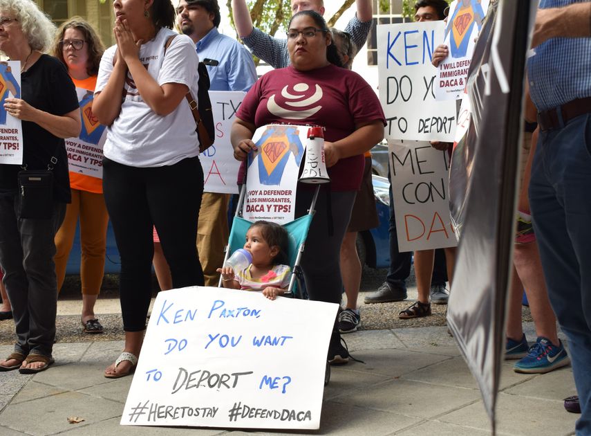 Los familiares y beneficiarios de la Acción Diferida (DACA) viven con ansiedad los rumores de que el presidente Donald Trump podría cancelar este amparo migratorio que protege a 800.000 jóvenes, que intentar asimilar su probable nueva realidad.