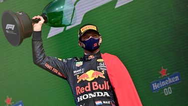 El piloto holandés de Red Bull, Max Verstappen, sostiene el trofeo del ganador en el podio del circuito de Zandvoort después del Gran Premio de Fórmula Uno de Holanda en Zandvoort el 5 de septiembre de 2021.
