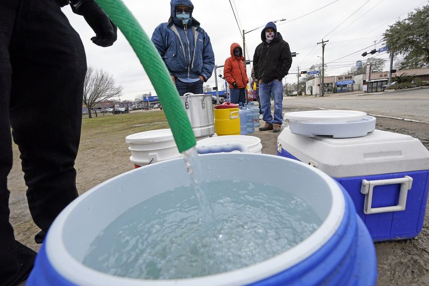 Se llena un barril de agua mientras otros esperan en temperaturas bajo cero para usar una manguera en el grifo de un parque en Houston, 18 de febrero de 2021. La electricidad volvió a Texas, pero muchos carecen de agua corriente.&nbsp;