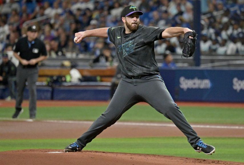 El entonces abridor de los Rays de Tampa Bay, Aaron Civale, lanza en la primera entrada ante los Nacionales de Washington, el sábado 29 de junio del 2024.