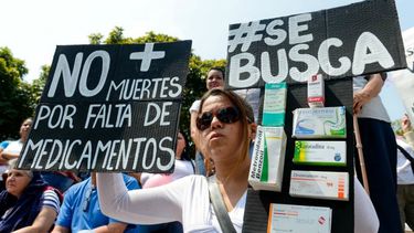 Venezolanos protestan ante la falta de medicamentos en su país.