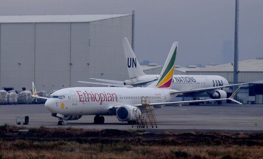 Vista de un avión Boeing 737 Max 8 de la aerolínea Ethiopian Airlines aparcado este jueves en el Aeropuerto Internacional Bole, en Adís Abeba, la capital etíope.