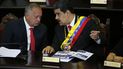 El dictador venezolano Nicolás Maduro, derecha, habla con Diosdado Cabello, el número dos del régimen.