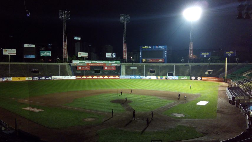Los niños, sin compañía de un adulto, se recrean durante la madrugada en el terreno de juego de la UCV.
