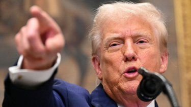 El presidente Donald Trump habla con periodistas en la Sala Roosevelt de la Casa Blanca en Washington, D.C., el 22 de septiembre de 2025.