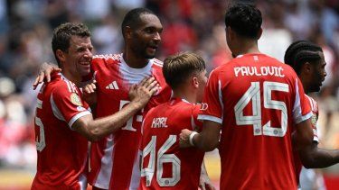 Jugadores del Bayern Múnich celebran luego de anotar un gol en un partido del Mundial de Clubes, el 15 de junio de 2025.