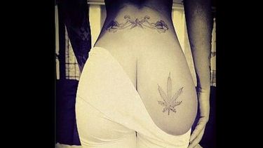 La cantante Rihanna publicó en su cuenta de Instagram este polémica foto donde muestra un tatuaje de cannabis muy sugerente ( Foto Instagram rihanna)