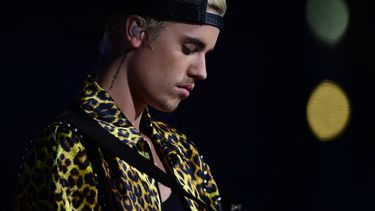 En esta foto de archivo tomada el 15 de febrero de 2016, el cantautor Justin Bieber espera en el escenario durante la 58 entrega de los premios Grammy en Los Ángeles.