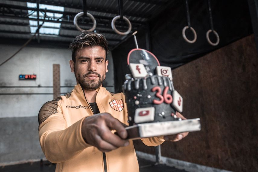 El presentador de TV Efraín Ruales celebra su cumpleaños en Guayaquil, Ecuador, el 31 de agosto de 2020. Ruales fue asesinado a tiros en Guayaquil el 27 de enero de 2021.