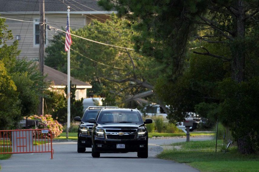 Una caravana pasa por el vecindario de la casa vacacional del presidente Joe Biden, el domingo 21 de julio de 2024, en Rehoboth Beach, Delaware.