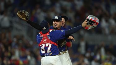 El lanzador venezolano Ángel Padrón celebra con el receptor Francisco Arcia tras completas un juego sin hit ni carreras en la Serie del Caribe Miami 2024
