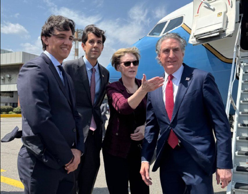 El Secretario del Interior de Estados Unidos, Doug Burgum llega a Venezuela y es recibido por Laura Dogu, representante de EEUU en Caracas.&nbsp;