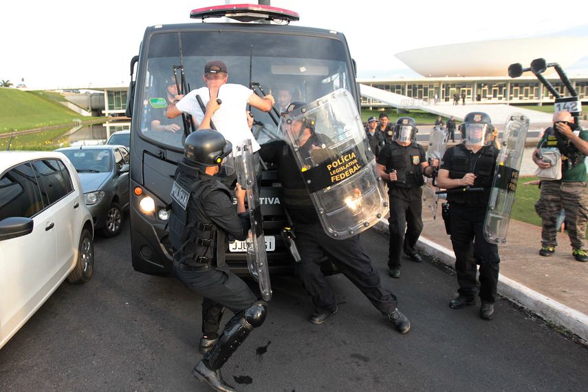 Manifestantes invadieron la Cámara de Diputados de Brasil. Se suspendió la sesión por los disturbios
