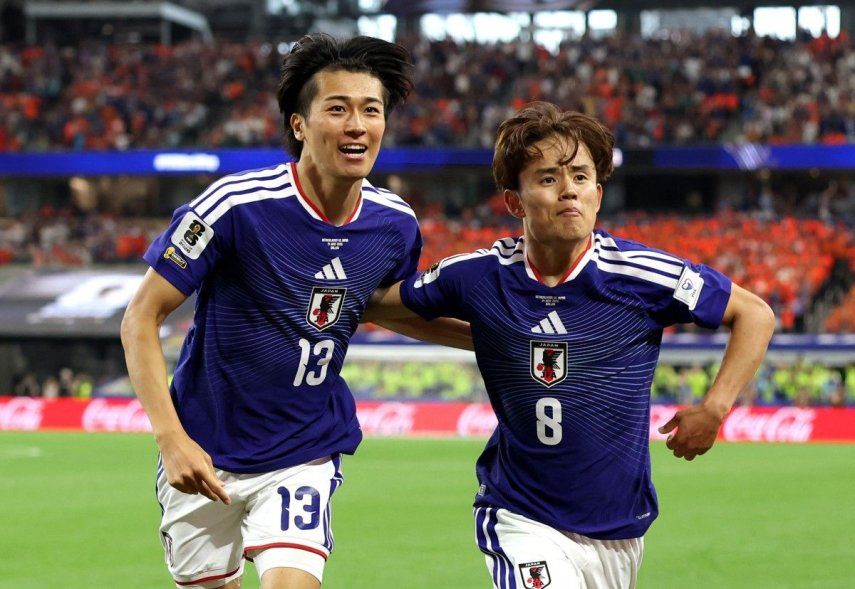 Keito Nakamura #13 de Japón celebra con Takefusa Kubo #8 tras marcar el primer gol de su equipo durante el partido del Grupo F de la Copa Mundial de la FIFA 2026 entre Países Bajos y Japón