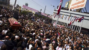 Alan García recibe una multitudinaria despedida final acompañado por sus fieles.