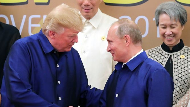 El presidente estadounidense, Donald J.&nbsp;Trump, saluda al presidente ruso, Vladímir Putin, antes de posar para una foto de familia en el marco de la última jornada de la Cumbre del Foro de Cooperación Económica de Asia-Pacífico (APEC) celebrado en Da Nang.